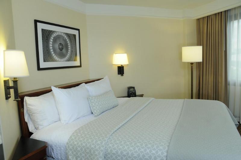 Embassy Suites Tysons Corner Exteriör bild
